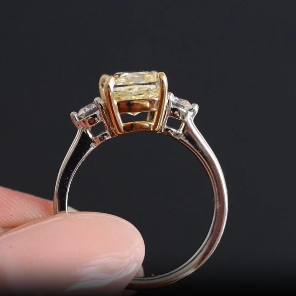 Taglio cuscino GIA Anello con diamante a cuscino giallo chiaro da 3,00 ct in platino e oro 18 carati in vendita