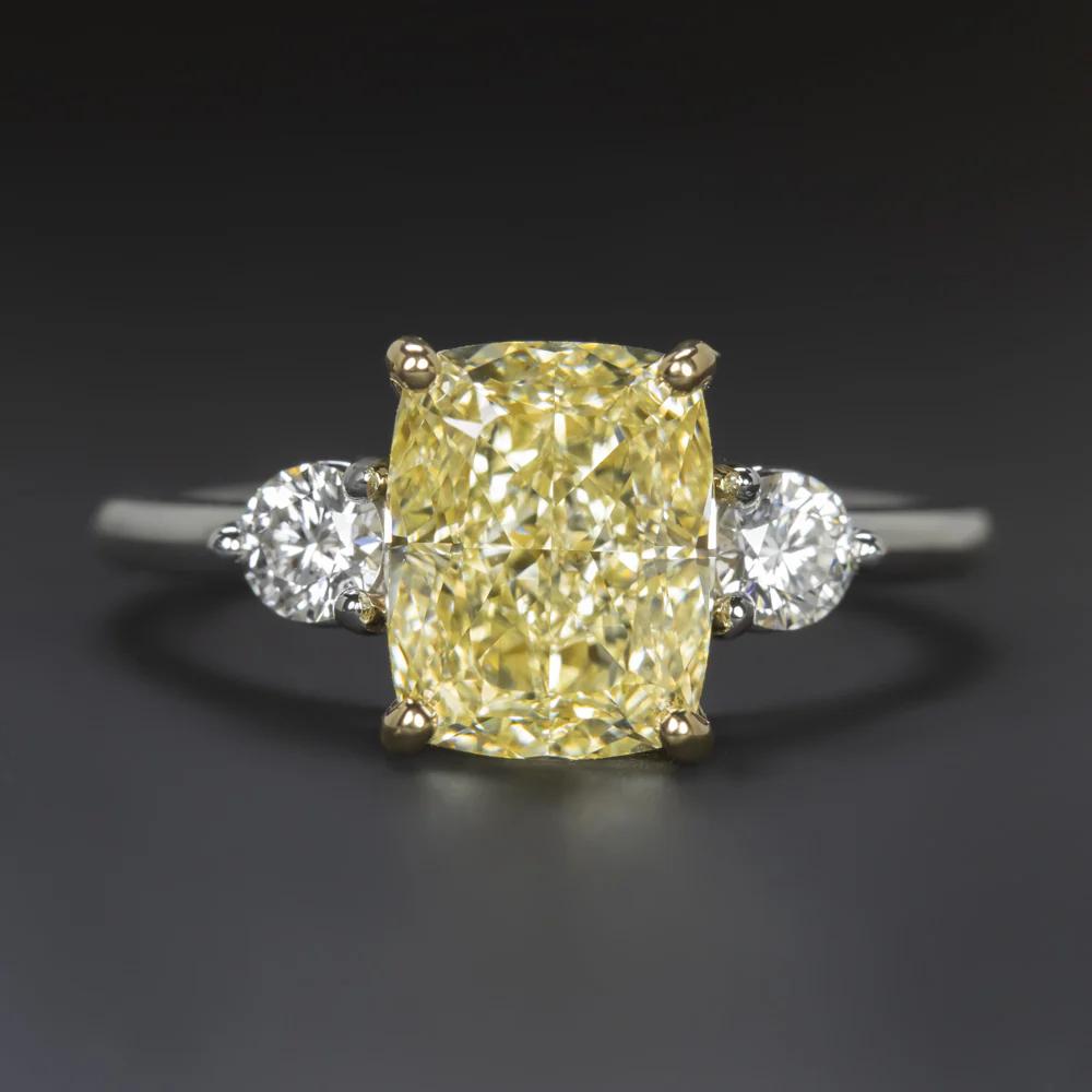 GIA Anello con diamante a cuscino giallo chiaro da 3,00 ct in platino e oro 18 carati In condizioni Nuovo in vendita a Chicago, IL