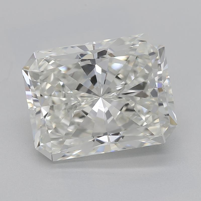 Fabriquée à la main à New York, cette bague en diamant exquise présente en son centre un diamant radiant à couper le souffle, pesant 3,00 , avec un indice de pureté I et VS1. Le design unique harmonise le style vintage avec la sophistication