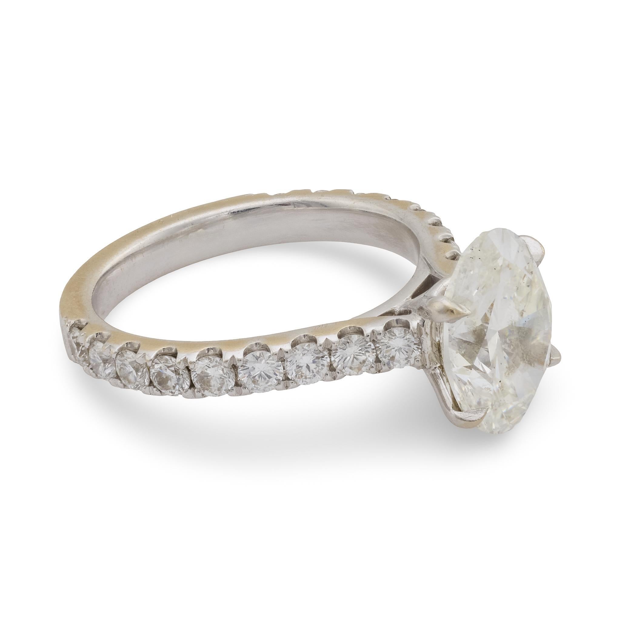 GIA Anillo de compromiso de oro blanco de 18 quilates con diamante de talla oval de 3,01 quilates Moderno en venta