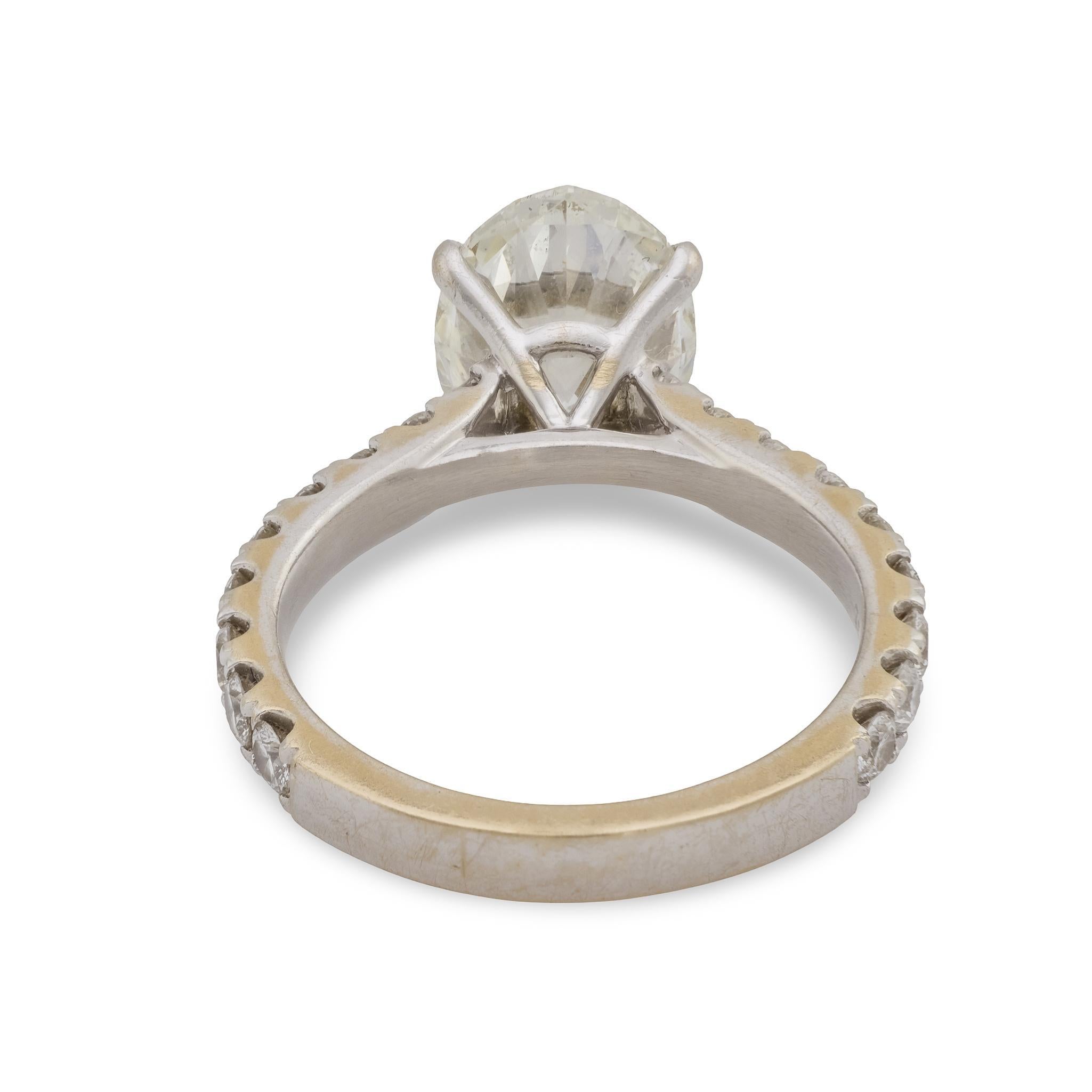 GIA Anillo de compromiso de oro blanco de 18 quilates con diamante de talla oval de 3,01 quilates Corte oval en venta
