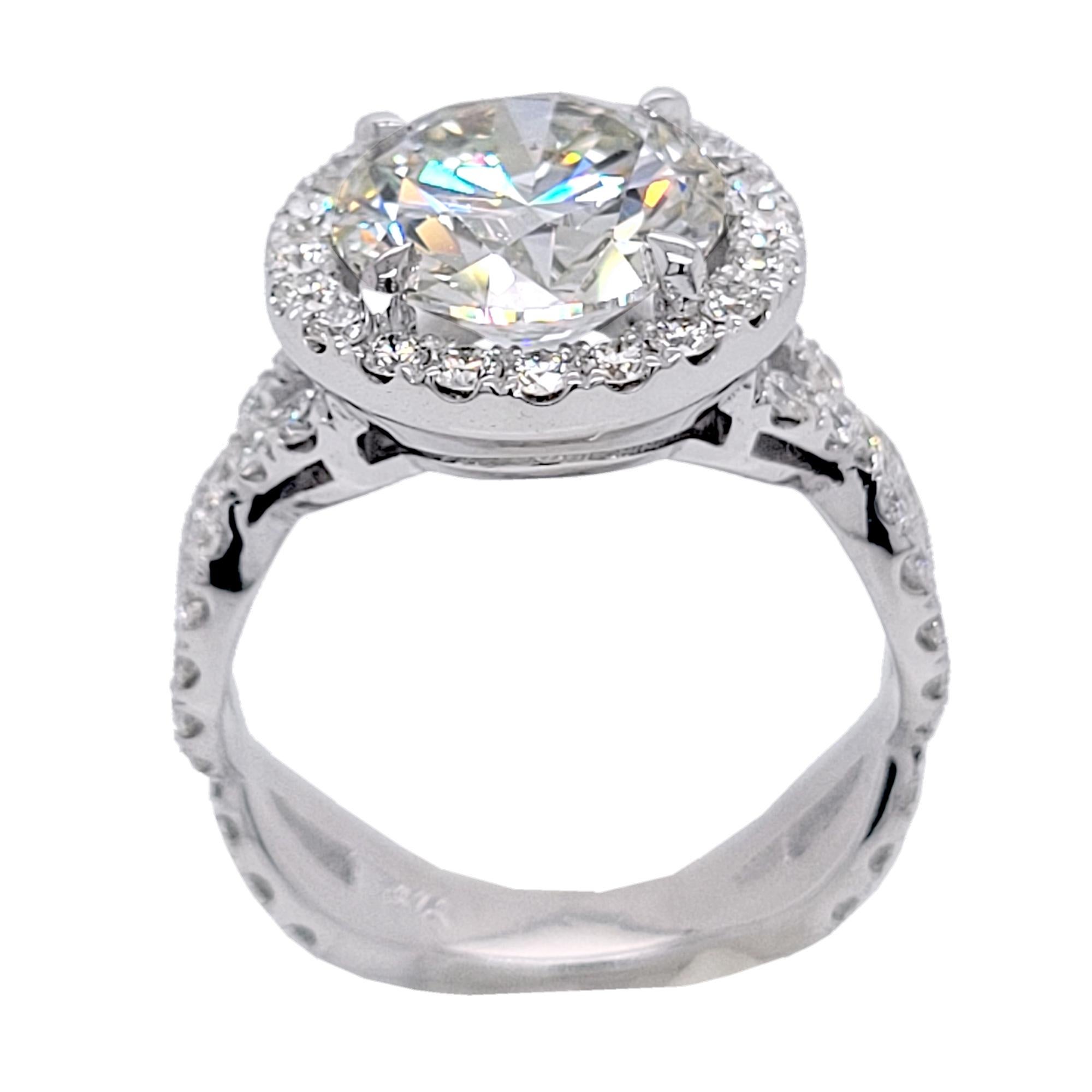 Contemporary Gia 3.01 Carat J/Vs2 Round Diamond 18K Gold Diamond Engagement Ring W. Halo For Sale