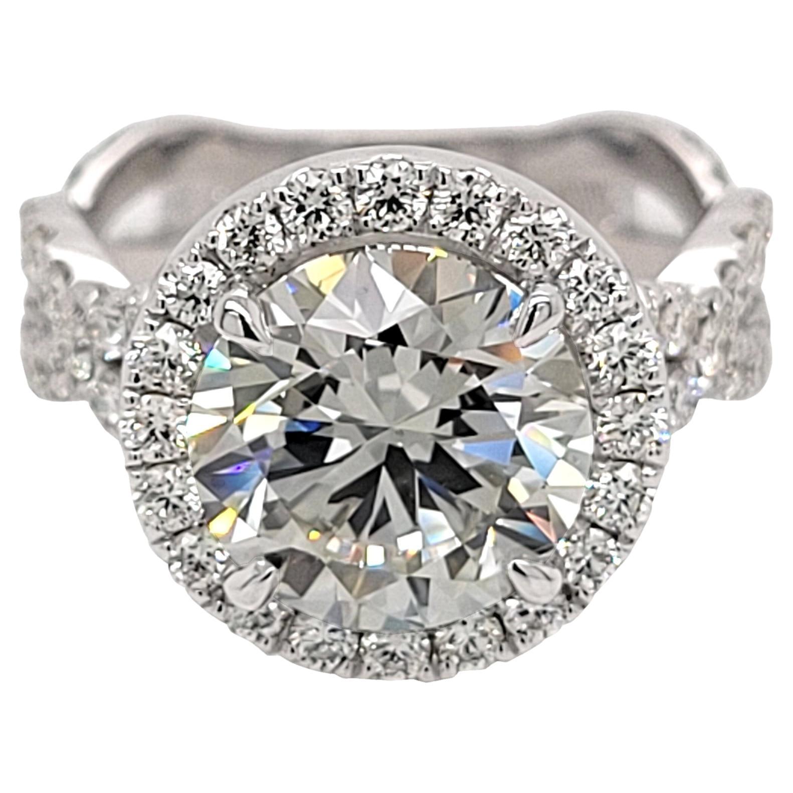 Bague de fiançailles en or 18 carats avec diamant rond de 3,01 carats certifié GIA J/VS2 Halo en vente