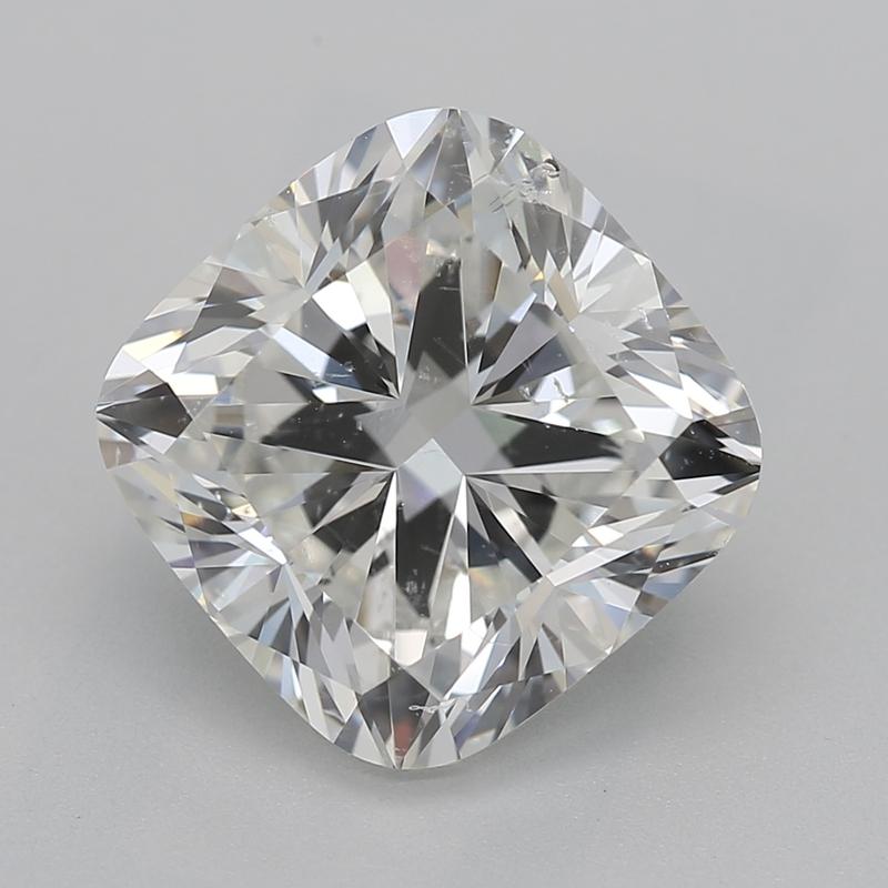 Cette bague sophistiquée est ornée d'un diamant coussin d'un poids de 3,01 et d'un indice de pureté I et SI2. Fabriquée à la main avec précision, la bague présente un anneau en or blanc magnifiquement poli, qui rehausse son attrait luxueux. La
