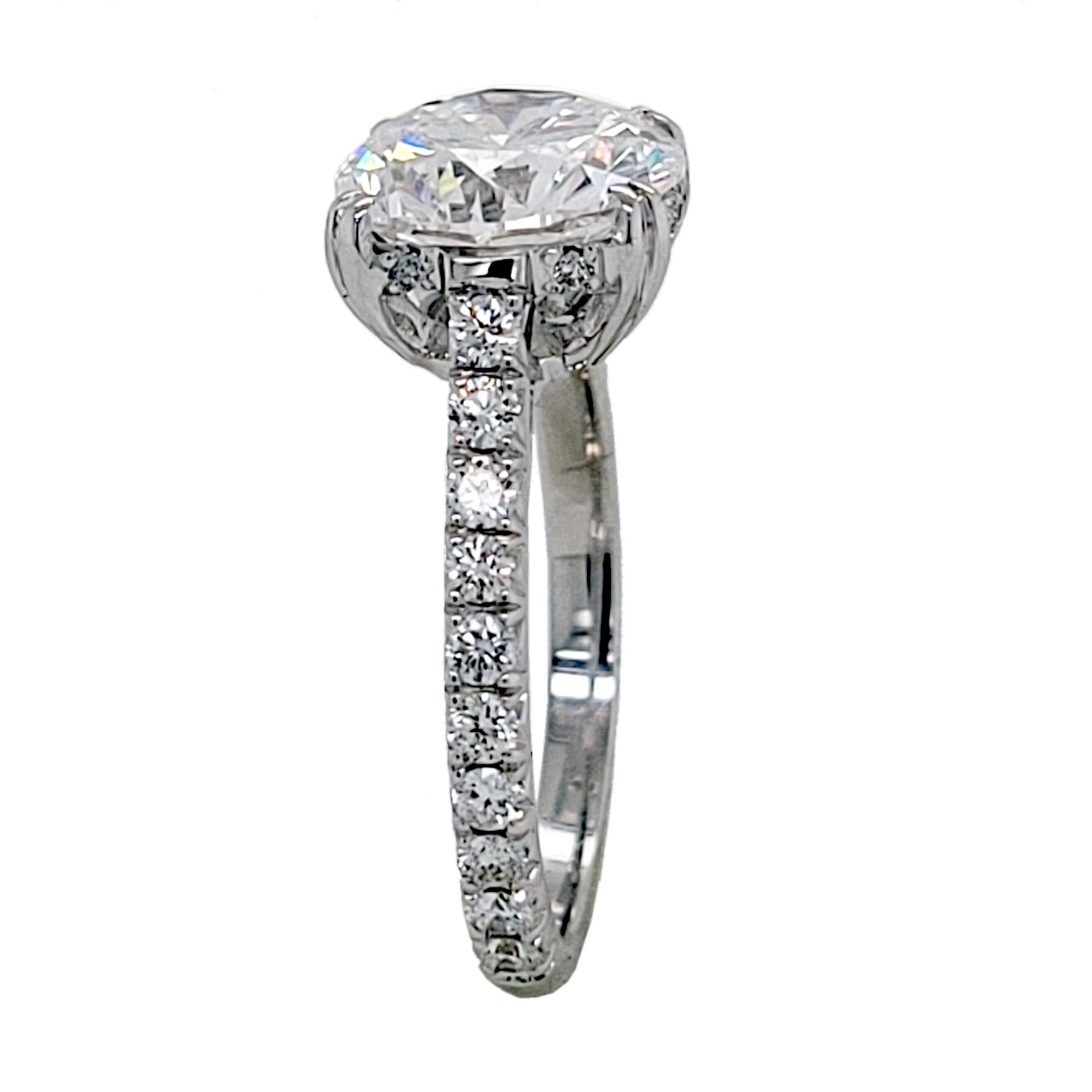 Anello GIA con diamante rotondo da 3,01 carati D/SI1 e pavé francese da 18 carati con aureola nascosta In condizioni Nuovo in vendita a Los Angeles, CA