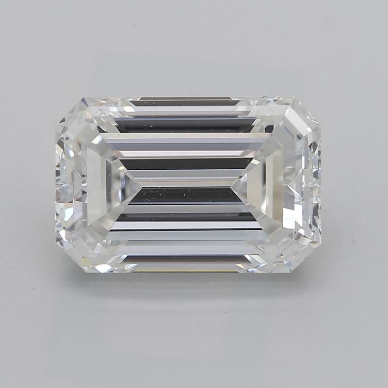 Realizzato a mano a New York, questo splendido anello di diamanti presenta un'affascinante pietra centrale certificata GIA di diamanti smeraldo del peso di 3,01 e classificati F e VS1. La brillantezza e il fuoco della pietra centrale sono