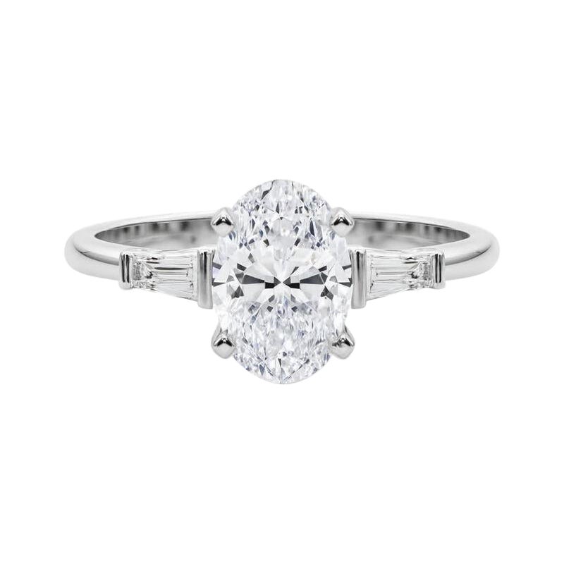 GIA 3,01 ct Anillo de diamantes de oro blanco de 18 quilates con tres piedras ovaladas y baguette cónica en venta
