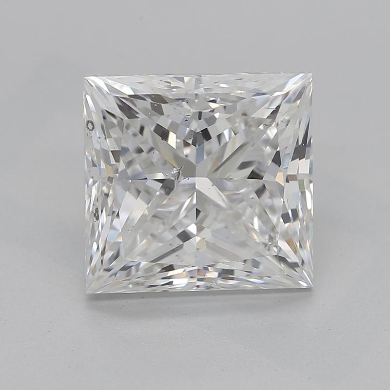 Elegati nell'eleganza di questo straordinario anello di diamanti con al centro uno splendido diamante princess. Con un peso di 3,01, questa squisita gemma è classificata F e SI2, assicurando uno scintillio brillante che cattura la luce da ogni