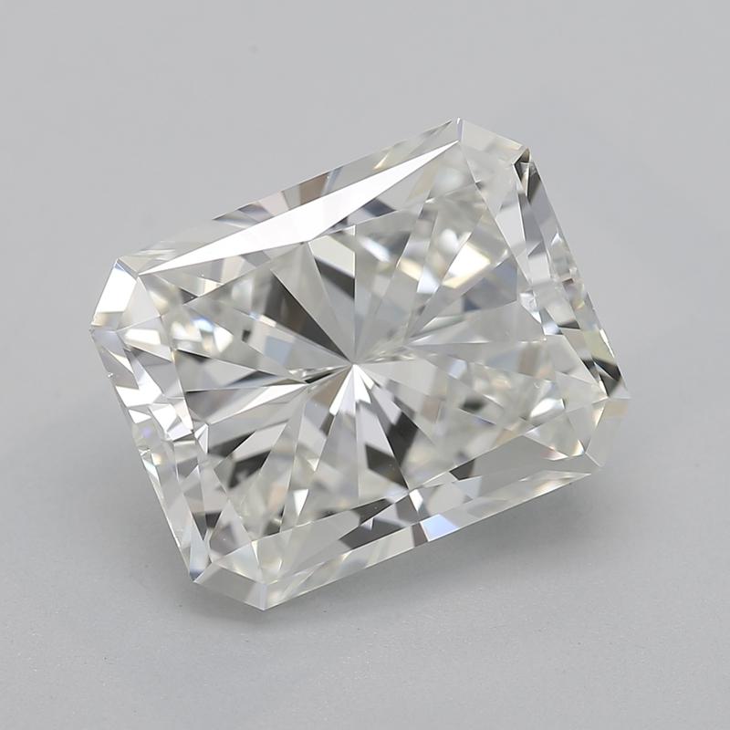 Un magnífico anillo de diamantes con una impresionante piedra central radiante, que pesa unos impresionantes 3,01 y ostenta un I y VS2 impecables. Esta exquisita pieza está expertamente elaborada en oro blanco , ofreciendo un brillo cálido y