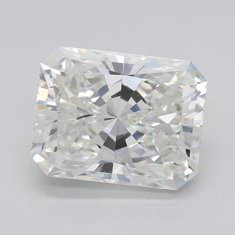 Elegantemente diseñado, este impresionante anillo de diamantes cautiva por sus notables características. En el corazón de esta pieza se encuentra un impresionante diamante radiante I SI1 de 3,01, sujeto con seguridad en un engaste de garras elevadas