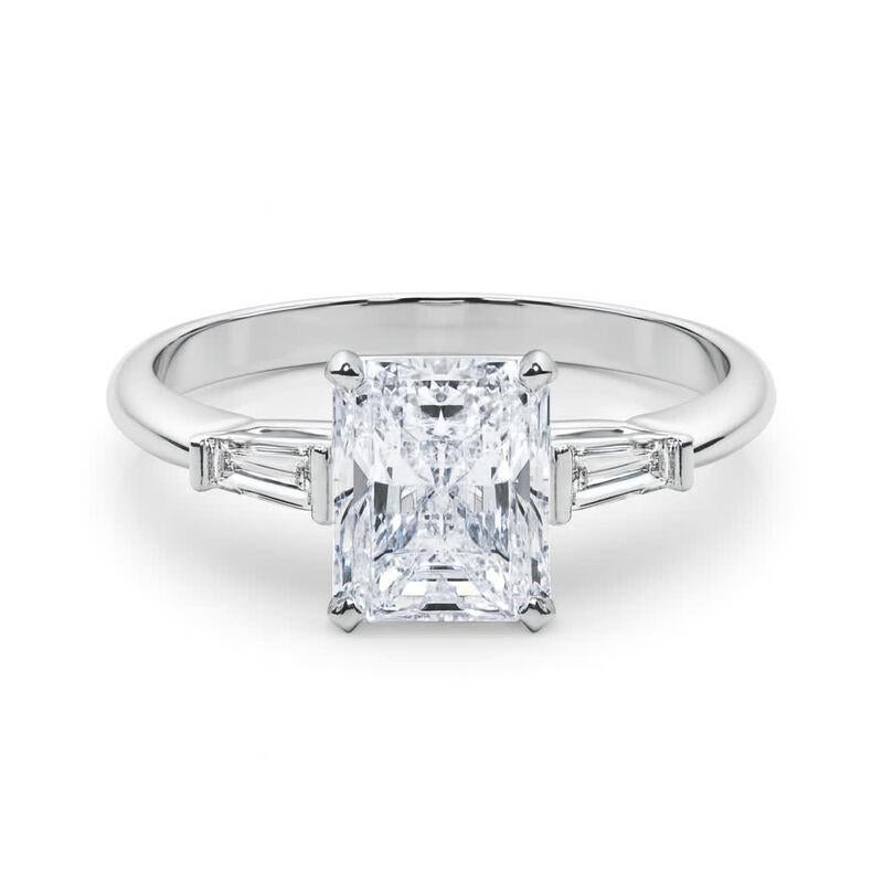 GIA 3,01ct Radiant Drei-Stein konisch Baguette 18K Weißgold Diamantring (Radiantschliff) im Angebot