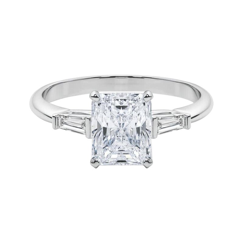 GIA Anillo de diamantes de oro blanco de 18 quilates con tres piedras radiantes y baguette cónica de 3,01 quilates
