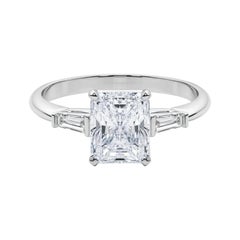 GIA Anillo de diamantes de oro blanco de 18 quilates con tres piedras radiantes y baguette cónica de 3,01 quilates