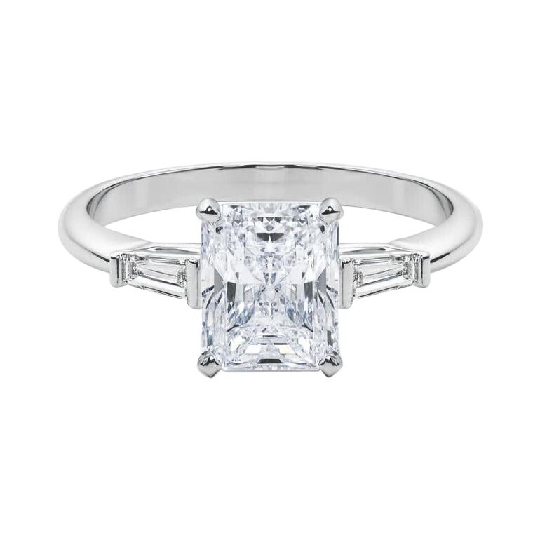 GIA 3,01ct Radiant Drei-Stein konisch Baguette 18K Weißgold Diamantring im Angebot