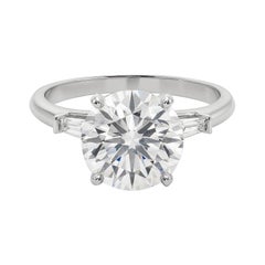 GIA 3.01ct Anillo de diamantes de oro blanco de 18 quilates con tres piedras redondas y baguette cónica