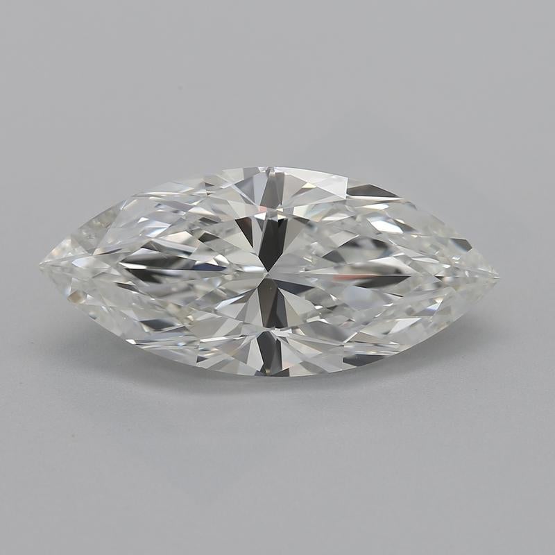 Realizzato a mano a New York, questo splendido anello con diamante affascina con il suo incantevole design, magistralmente realizzato in oro giallo. Al centro si trova un magnifico diamante marquise del peso di 3,02, classificato H e VS2, che