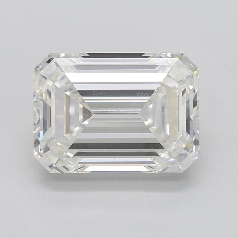 Realizzato a mano a New York, uno splendido anello di diamanti che ridefinisce l'eleganza e la raffinatezza, con una pietra centrale di smeraldo I VS1 3,02 certificata GIA. La tonalità brillante e vibrante della pietra centrale è splendidamente
