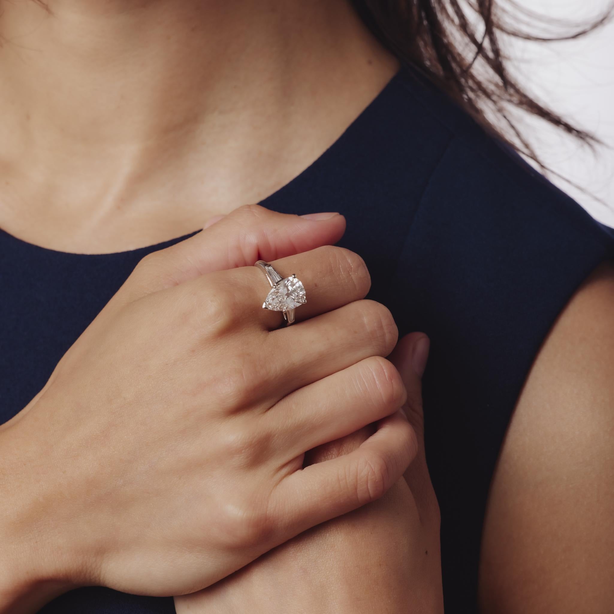 Taille poire Bague de fiançailles en platine avec un diamant en forme de poire de 3,02 de la GIA en vente