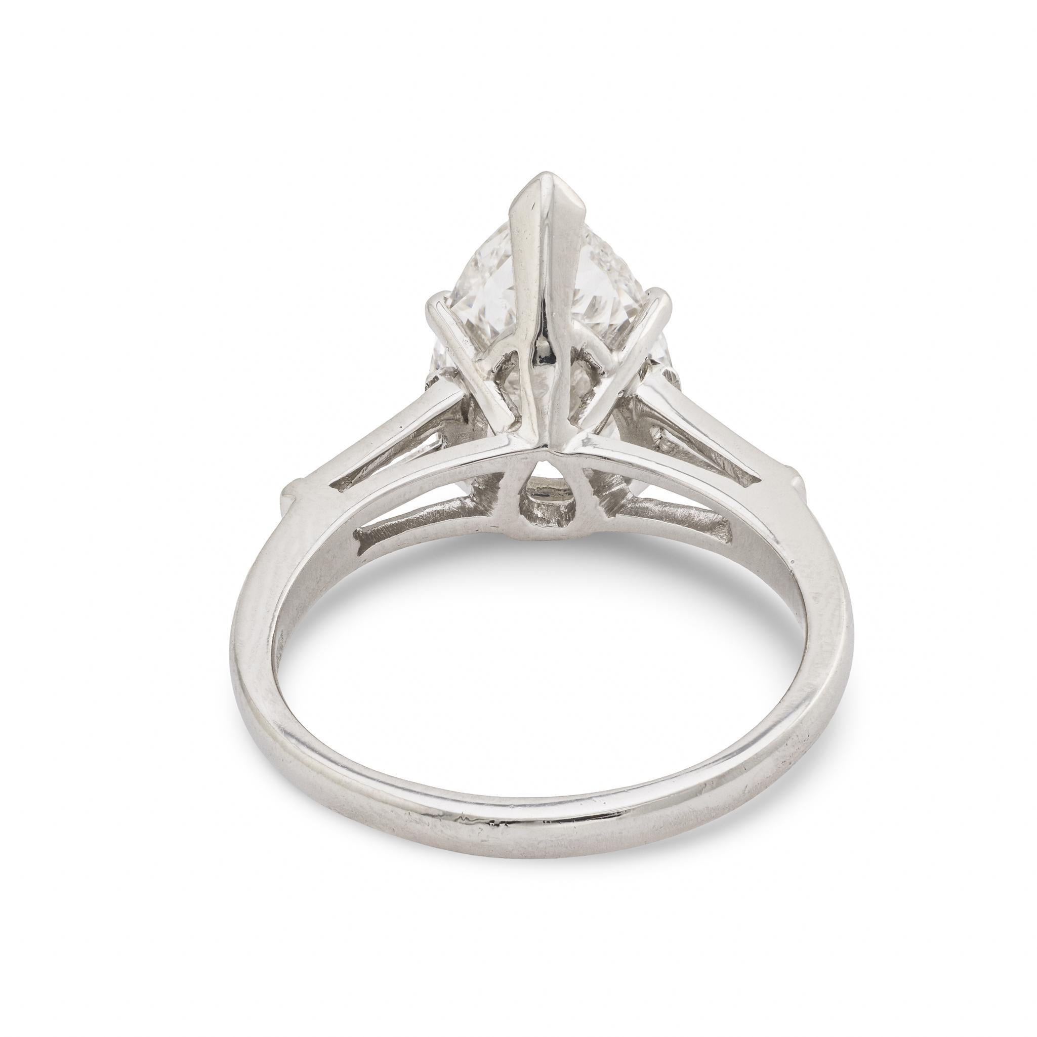 Bague de fiançailles en platine avec un diamant en forme de poire de 3,02 de la GIA Bon état - En vente à Beverly Hills, CA