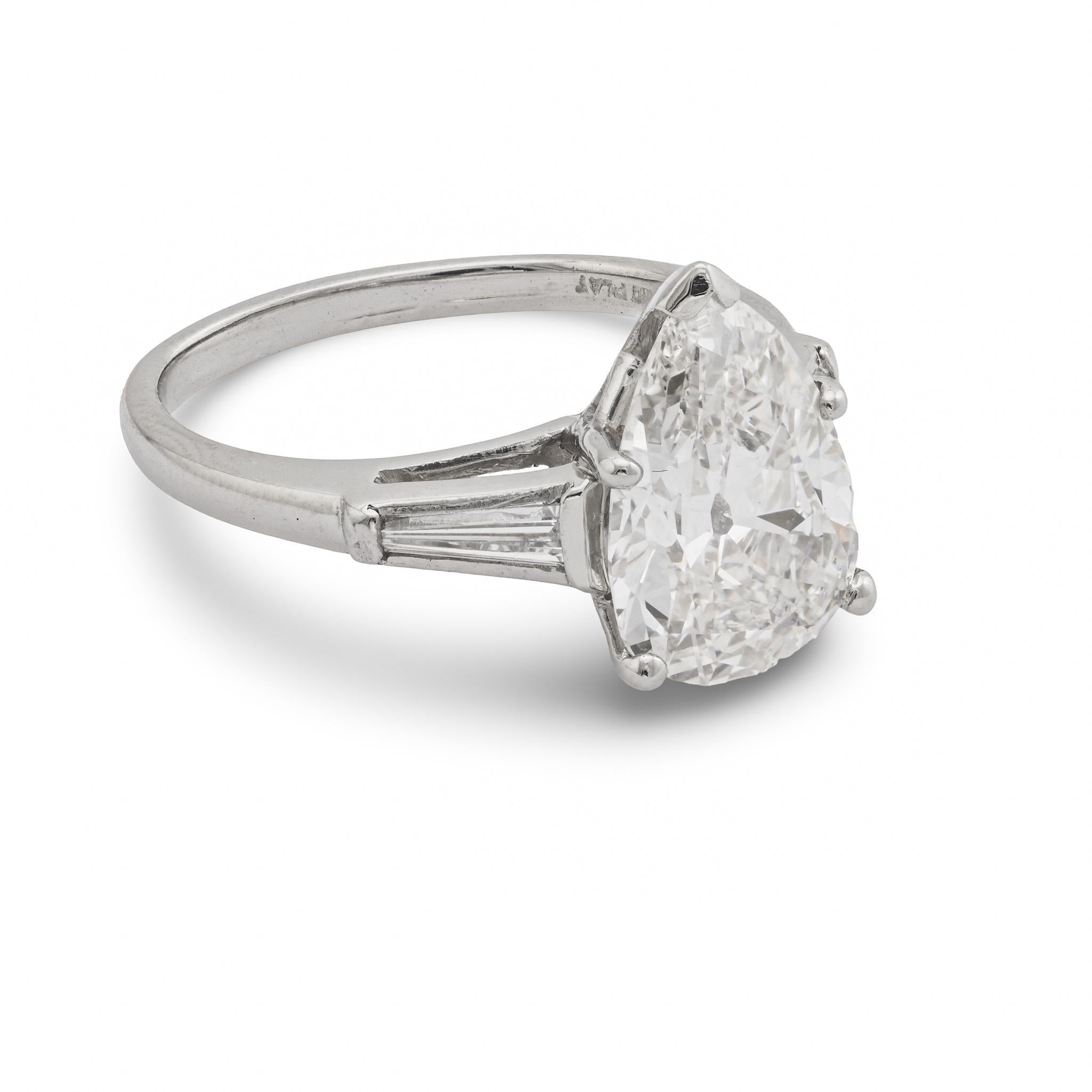 Bague de fiançailles en platine avec un diamant en forme de poire de 3,02 de la GIA en vente 1