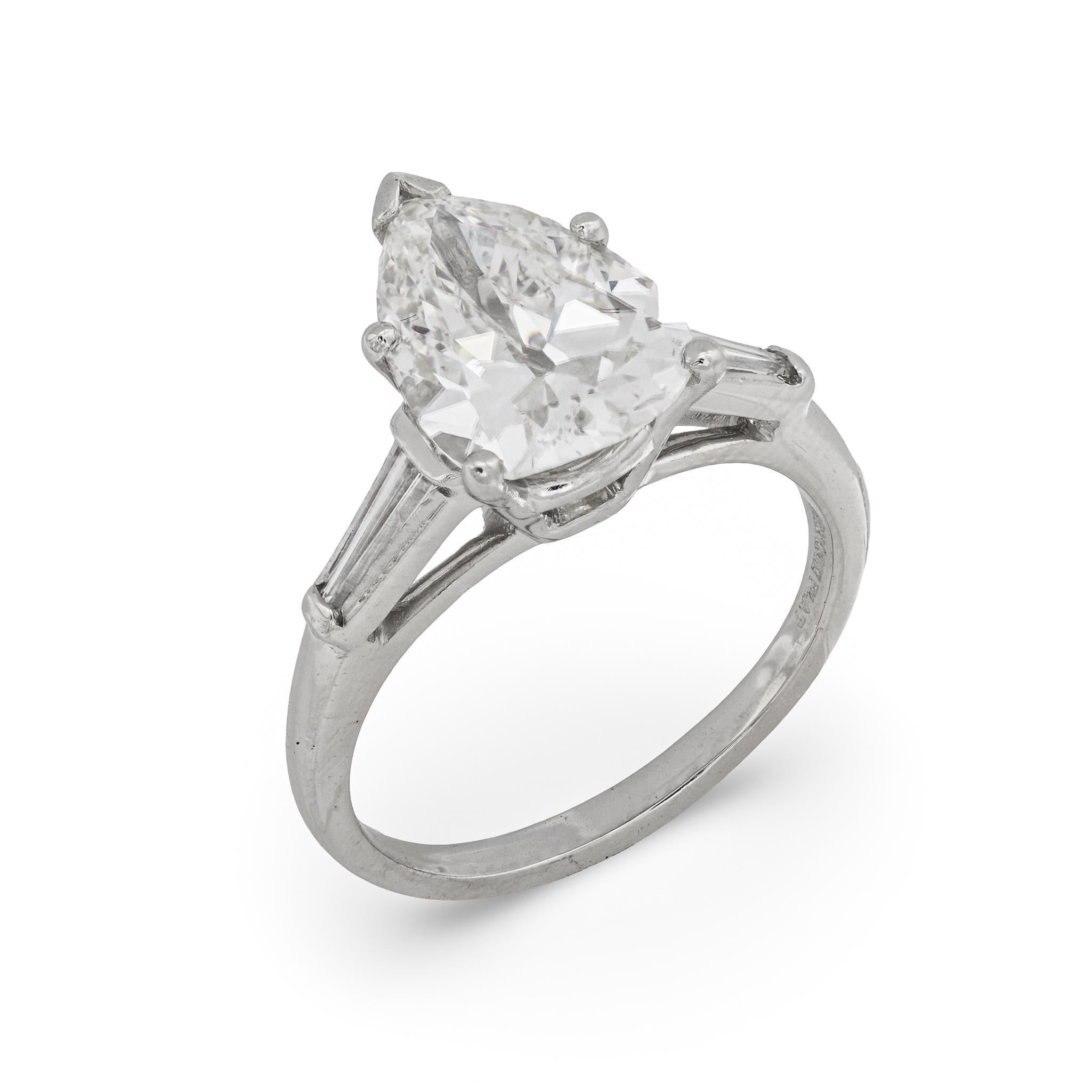 Bague de fiançailles en platine avec un diamant en forme de poire de 3,02 de la GIA en vente