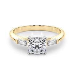 GIA Anello con diamante a tre pietre a cuscino e baguette affusolata in oro giallo 18 carati da 3,02 ct.