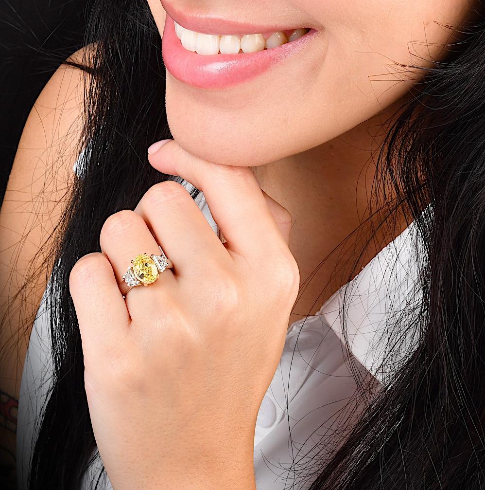 Taglio ovale GIA Anello di fidanzamento a tre pietre in platino con diamante ovale giallo fantasia da 3.02cts in vendita