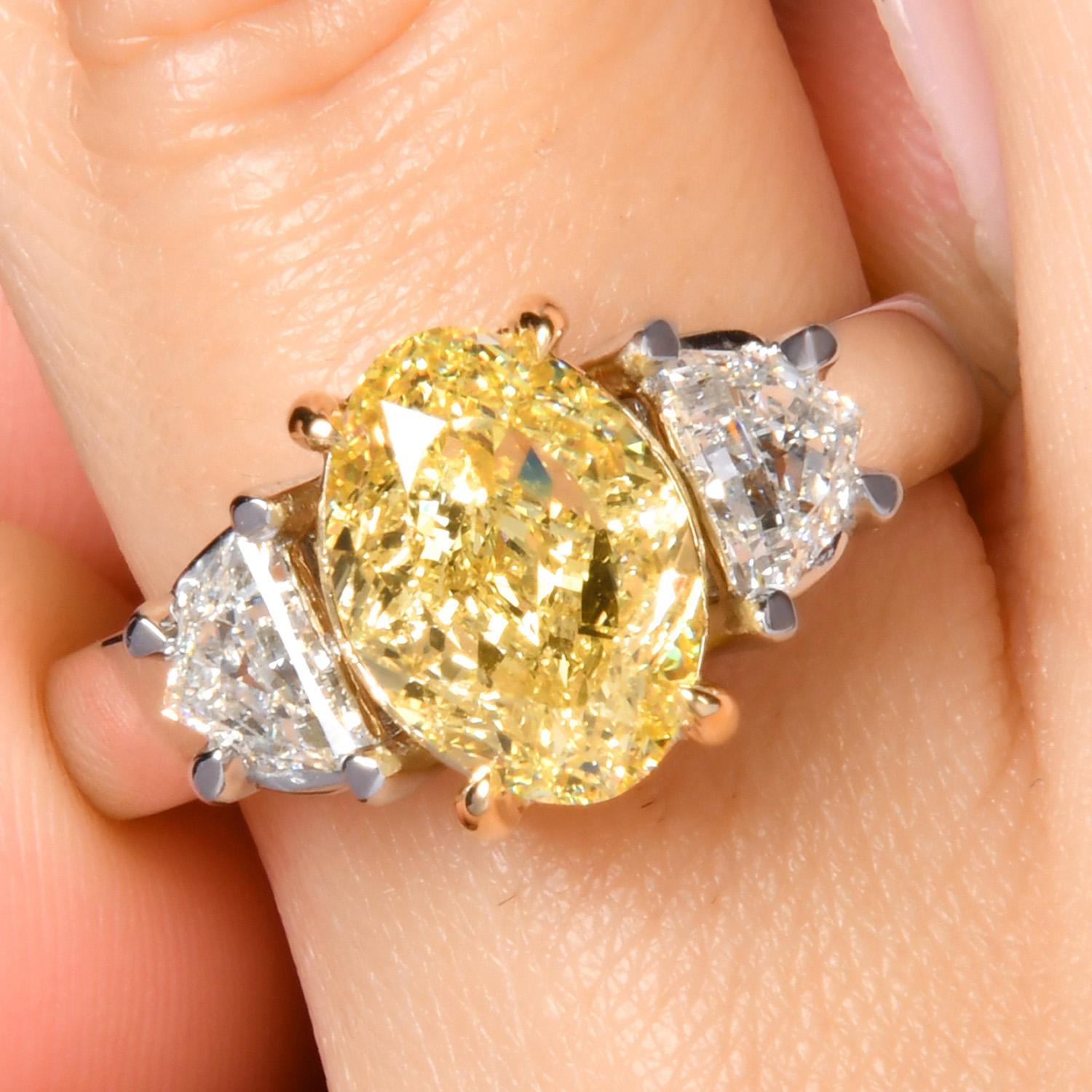 Donna GIA Anello di fidanzamento a tre pietre in platino con diamante ovale giallo fantasia da 3.02cts in vendita