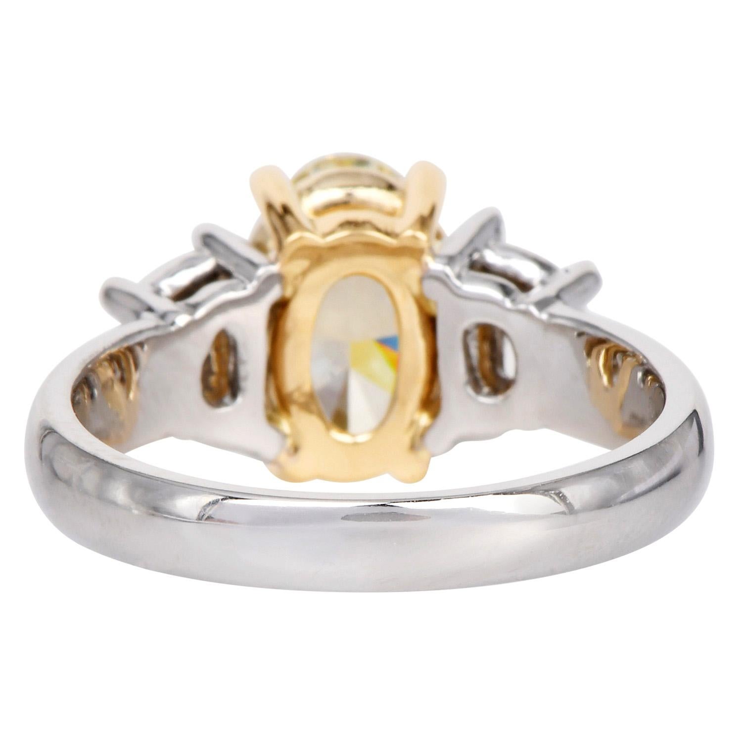 GIA Anello di fidanzamento a tre pietre in platino con diamante ovale giallo fantasia da 3.02cts in vendita 1