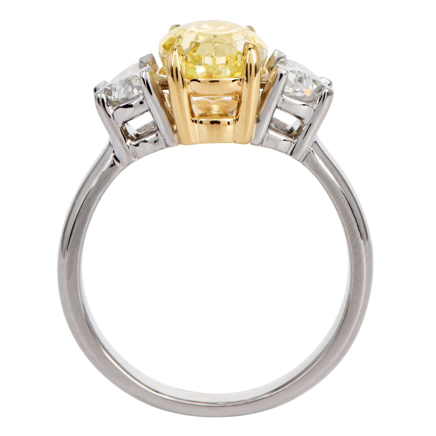 GIA Anello di fidanzamento a tre pietre in platino con diamante ovale giallo fantasia da 3.02cts in vendita 2