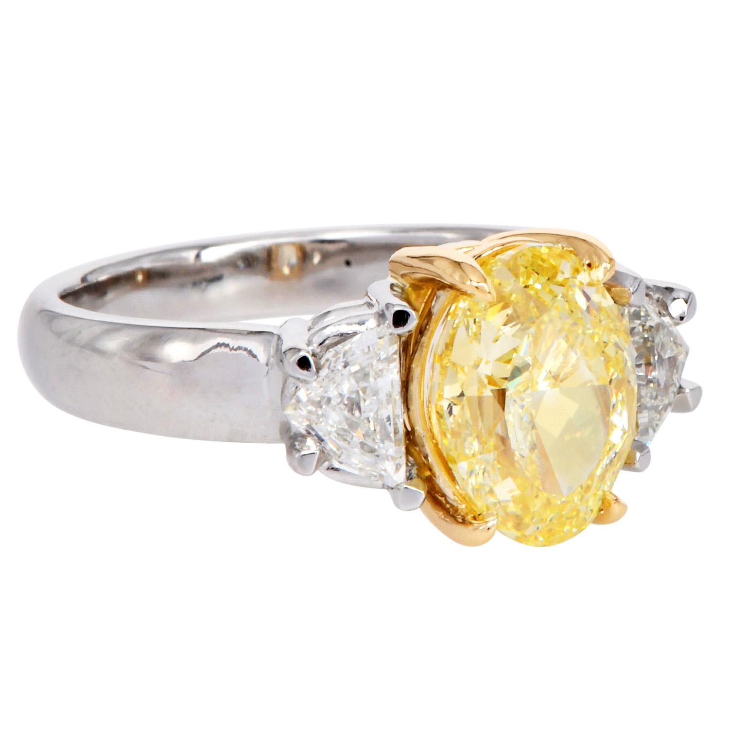 GIA Anello di fidanzamento a tre pietre in platino con diamante ovale giallo fantasia da 3.02cts in vendita 3