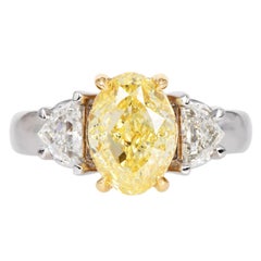 GIA Anello di fidanzamento a tre pietre in platino con diamante ovale giallo fantasia da 3.02cts