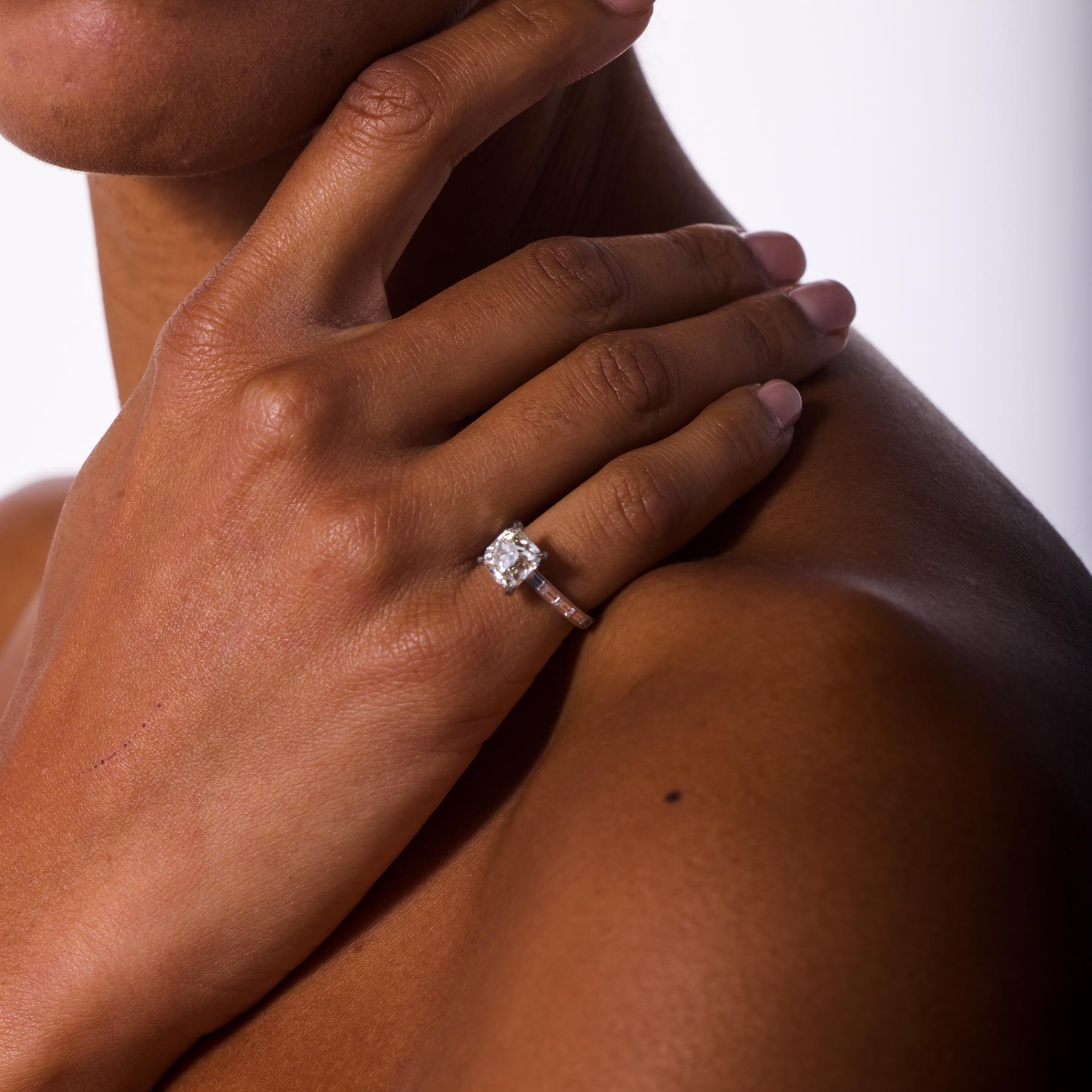 Intemporelle et lumineuse, cette bague de fiançailles du milieu du siècle met en valeur un remarquable diamant taille ancienne certifié GIA de 3,06 carats, dont l'éclat doux et la chaleur romantique incarnent le charme durable du facettage antique.