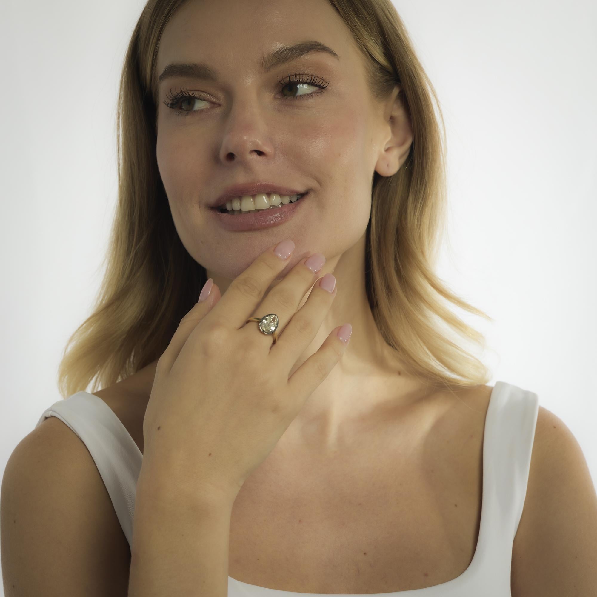 Ein auffallend moderner Ring mit einem antiken Diamanten im Birnenschliff von 3,07 Karat, eingefasst in eine Platinlünette und gefasst in 18 Karat Gelbgold für zeitlose Raffinesse.