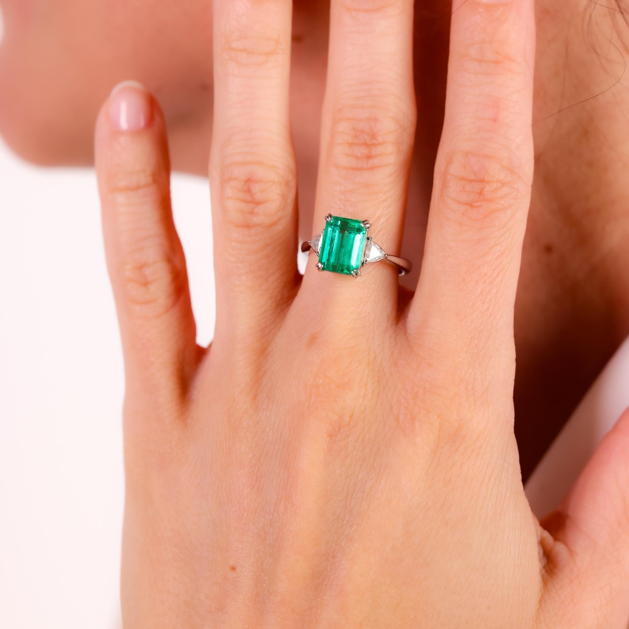 GIA Anillo de platino con diamante esmeralda colombiana de 3,09 quilates Corte trillion