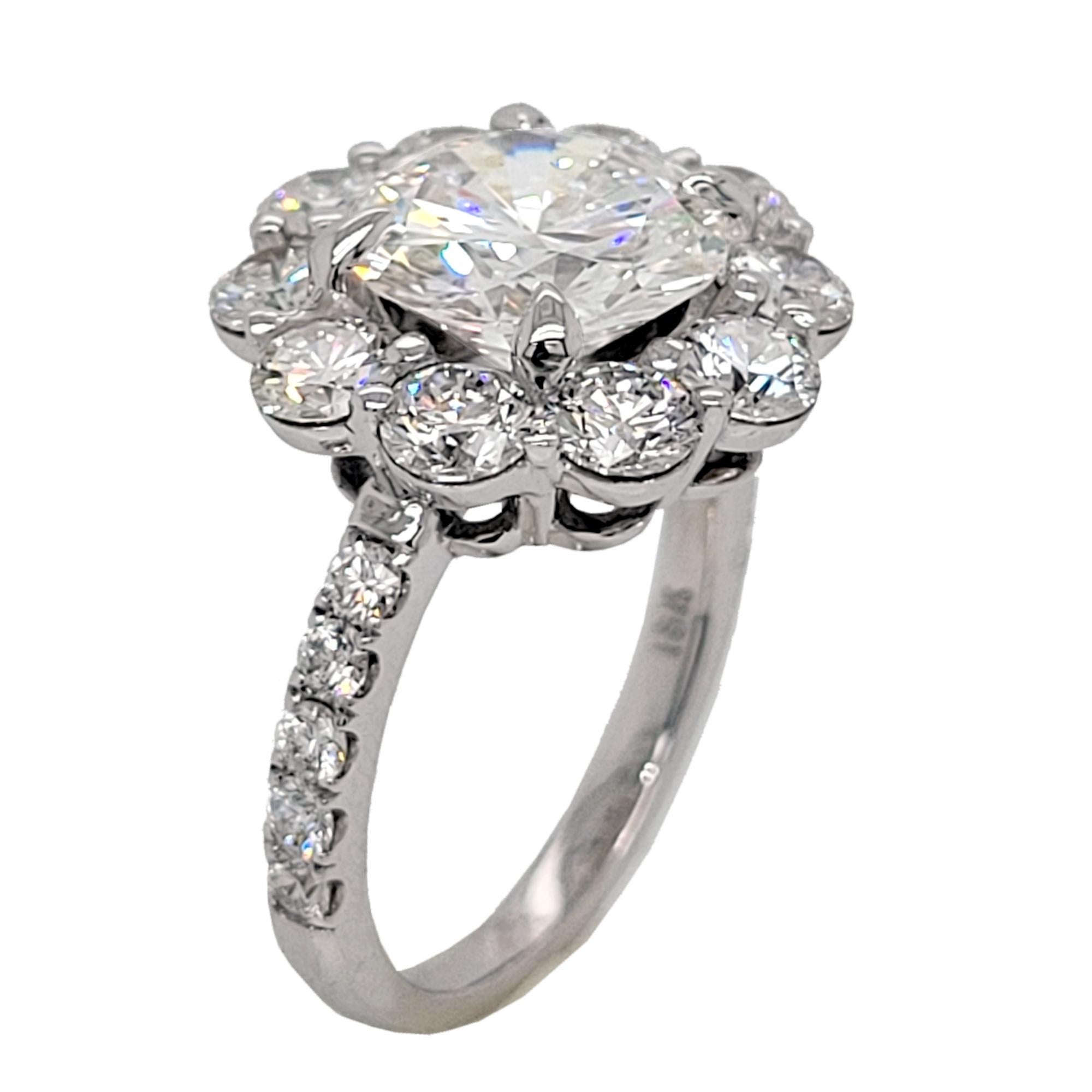 Taille ronde Bague de fiançailles en or 18 carats avec diamants ronds F/VVS2 de 3,10 carats certifiés GIA Grand Halo en vente