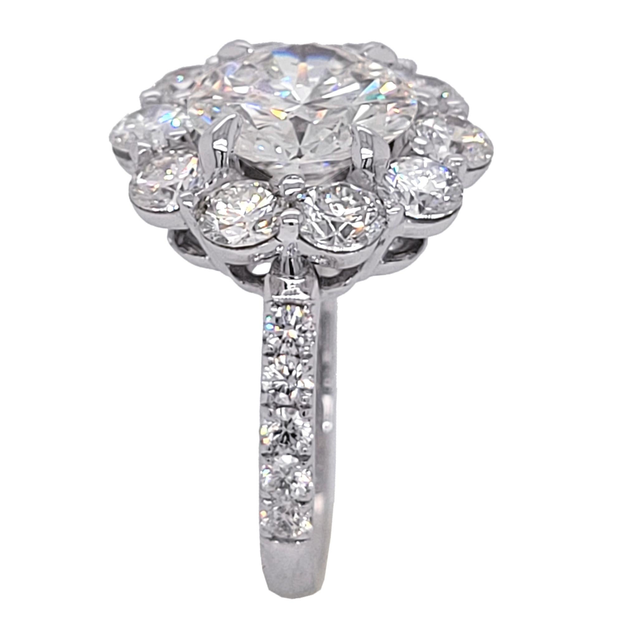 Bague de fiançailles en or 18 carats avec diamants ronds F/VVS2 de 3,10 carats certifiés GIA Grand Halo Neuf - En vente à Los Angeles, CA