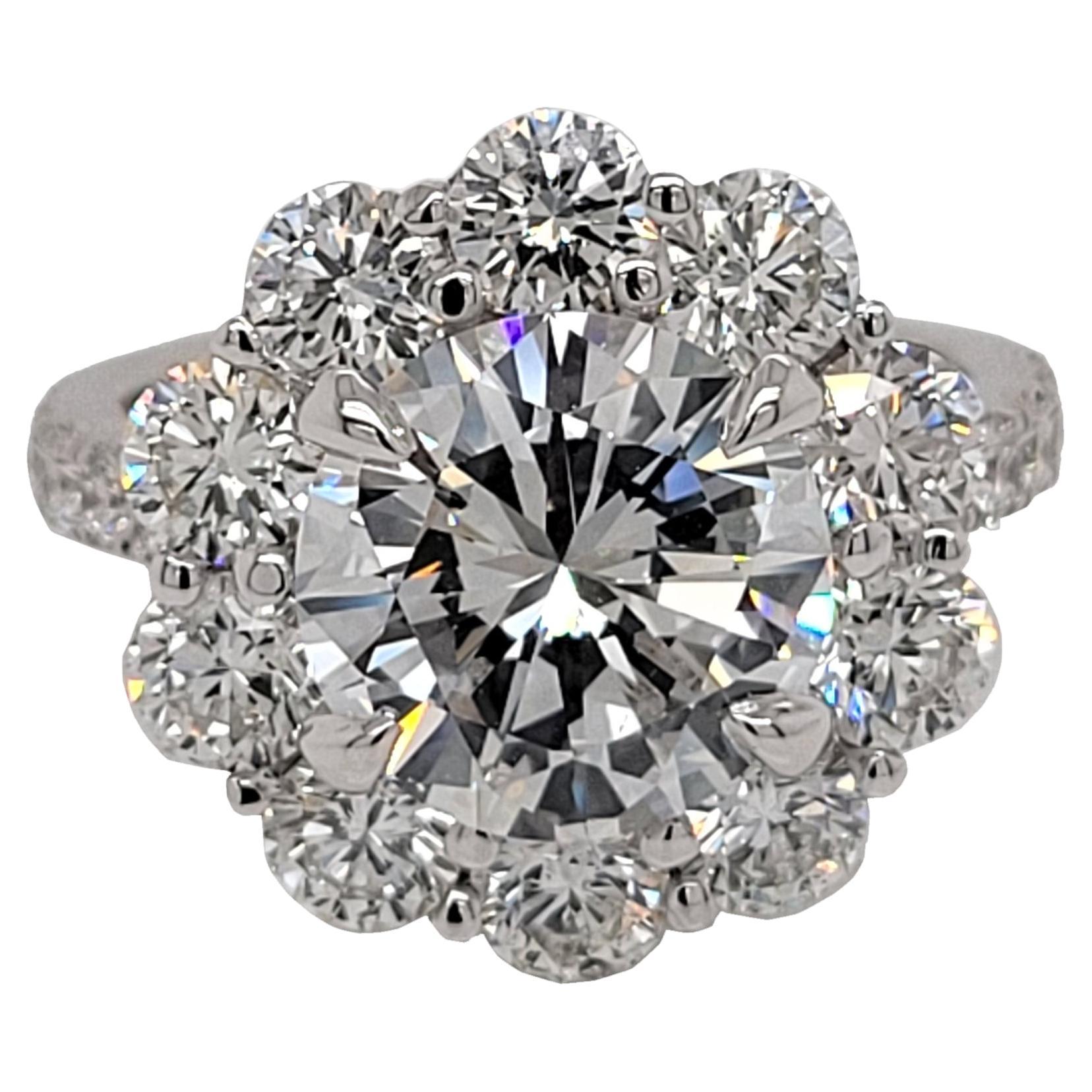 Bague de fiançailles en or 18 carats avec diamants ronds F/VVS2 de 3,10 carats certifiés GIA Grand Halo en vente