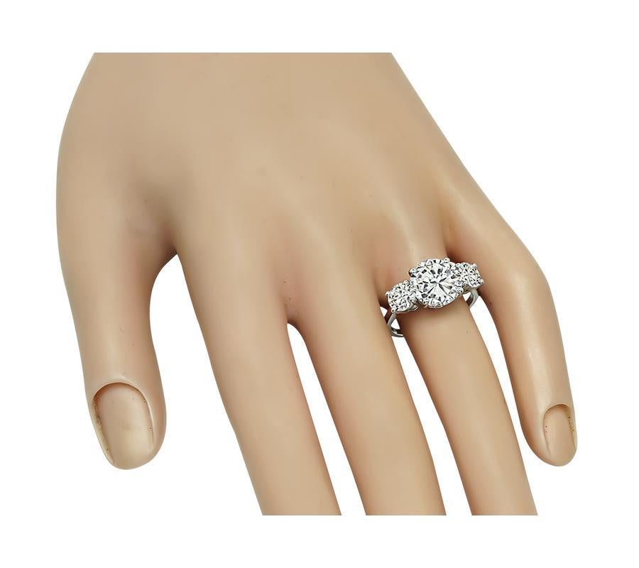 Voici une magnifique bague de fiançailles en platine. La bague est centrée sur un diamant étincelant de taille ronde certifié par la GIA, pesant 3.17ct. La couleur du diamant est L et sa pureté VS1. Le diamant central est accentué par d'éblouissants