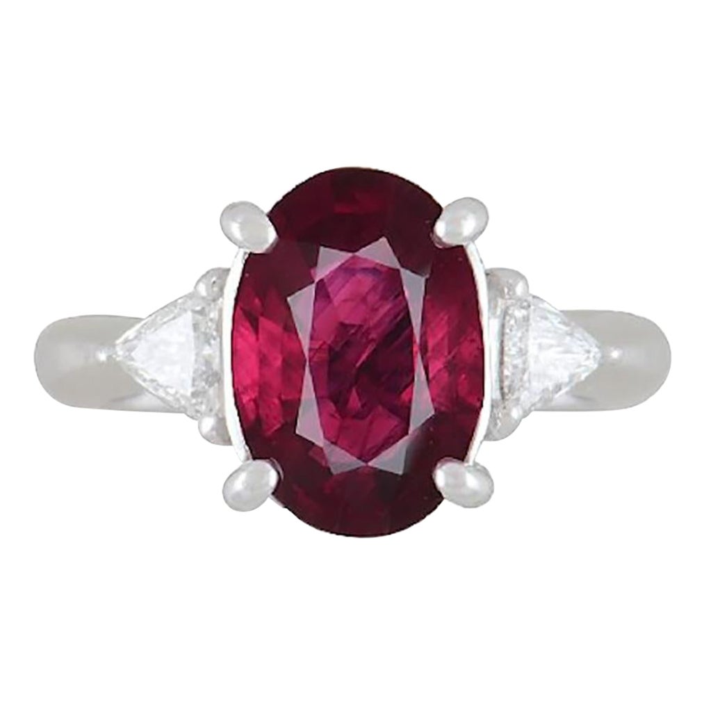 GIA 3,19 Karat Oval erhitzter Burma-Rubin & Diamant-Ring aus Platin mit 3 Steinen