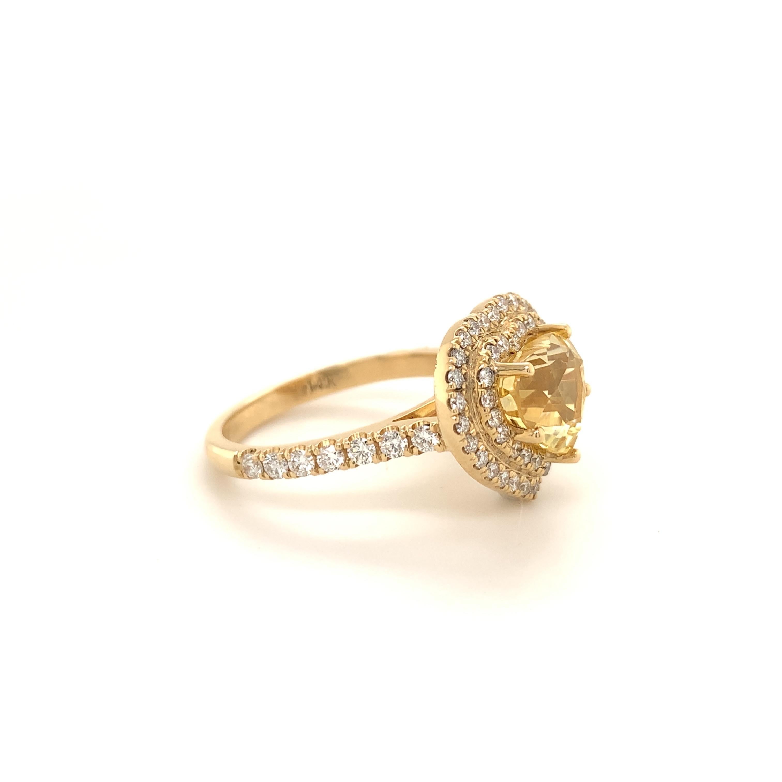 Élégante bague en saphir jaune en forme de cœur. Saphir jaune non chauffé, en forme de cœur, de haute brillance, transparent et propre, de tonalité jaune doré, monté en profil haut avec cinq griffes en forme de perles, accentué de deux rangées de