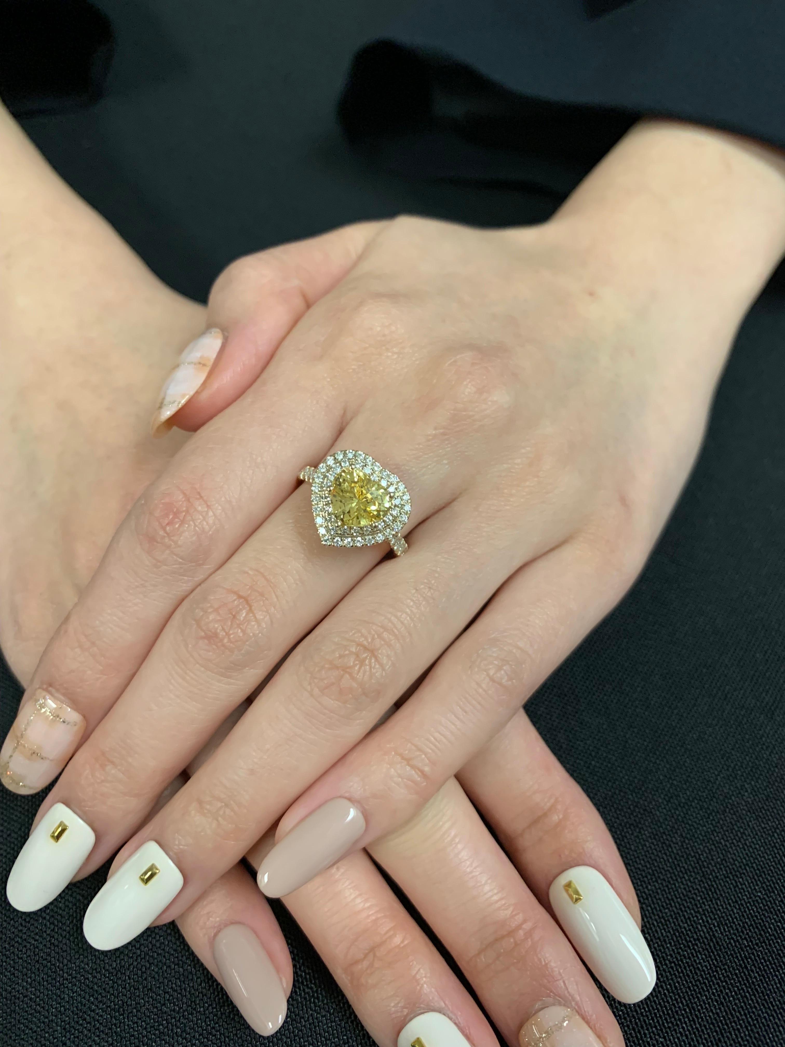 GIA 3.19 Carats Unheated Yellow Sapphire Ring For Sale 2