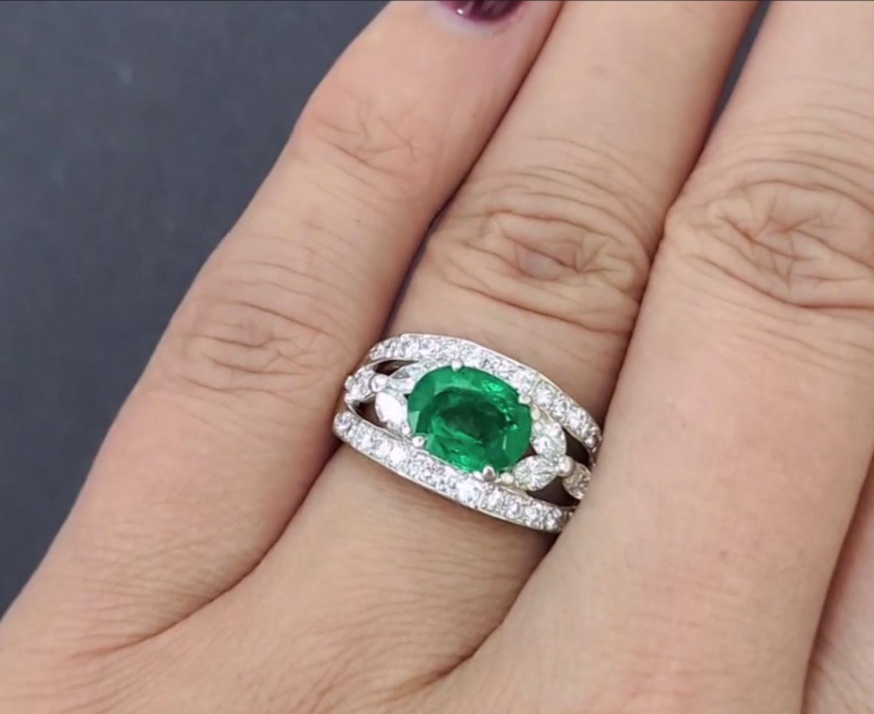 GIA 3,20 Karat Smaragd-Diamant-Cocktailring Platin gefasst breiter ovaler Platinring (Ovalschliff) im Angebot