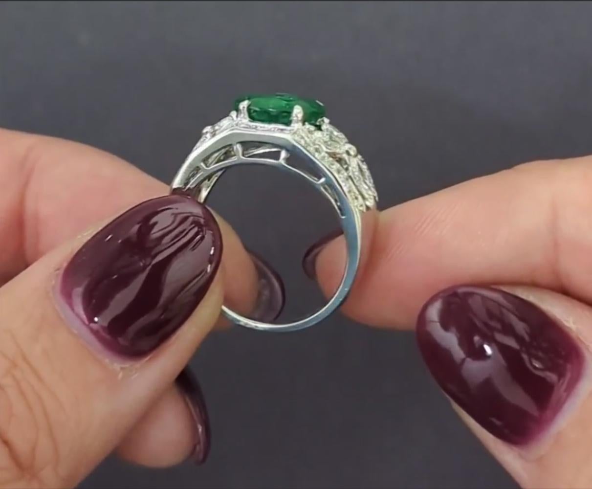 GIA 3,20 Karat Smaragd-Diamant-Cocktailring Platin gefasst breiter ovaler Platinring im Zustand „Neu“ im Angebot in Chicago, IL