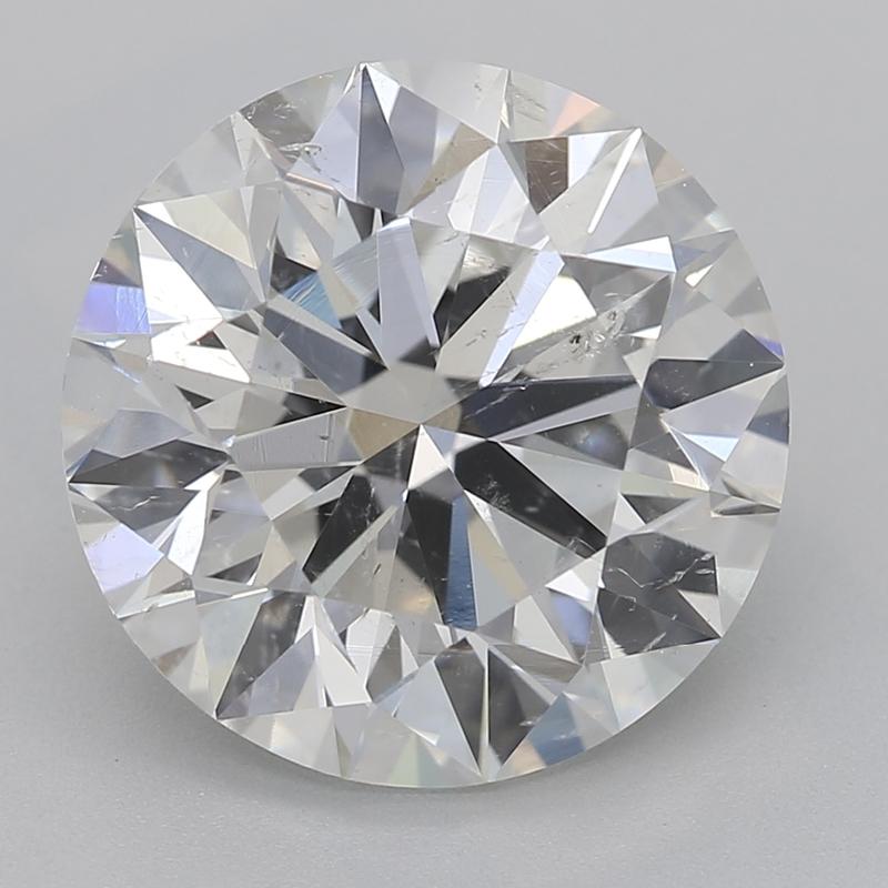 Elegantemente diseñado, este impresionante anillo de diamantes cautiva por sus notables características. En el corazón de esta pieza se encuentra un impresionante diamante redondo G SI2 de 3,25, sujeto con seguridad en un engaste de garras elevadas