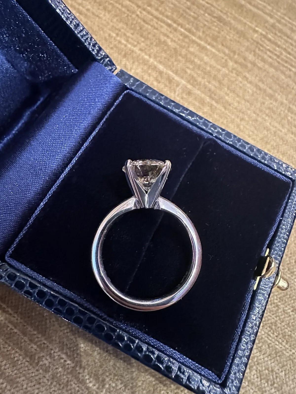 De las mujeres GIA 3,26 quilates Anillo solitario de diamante brillante redondo en platino en venta