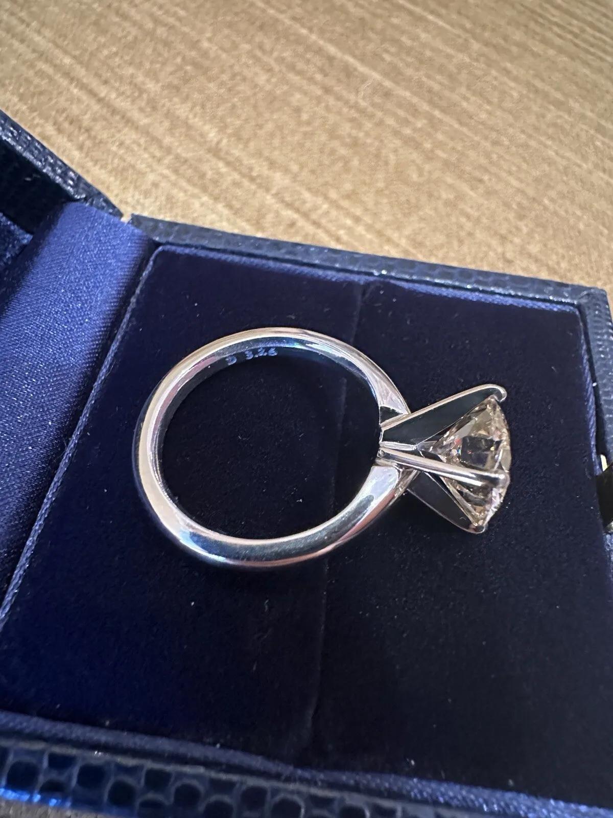 GIA 3,26 quilates Anillo solitario de diamante brillante redondo en platino en venta 1