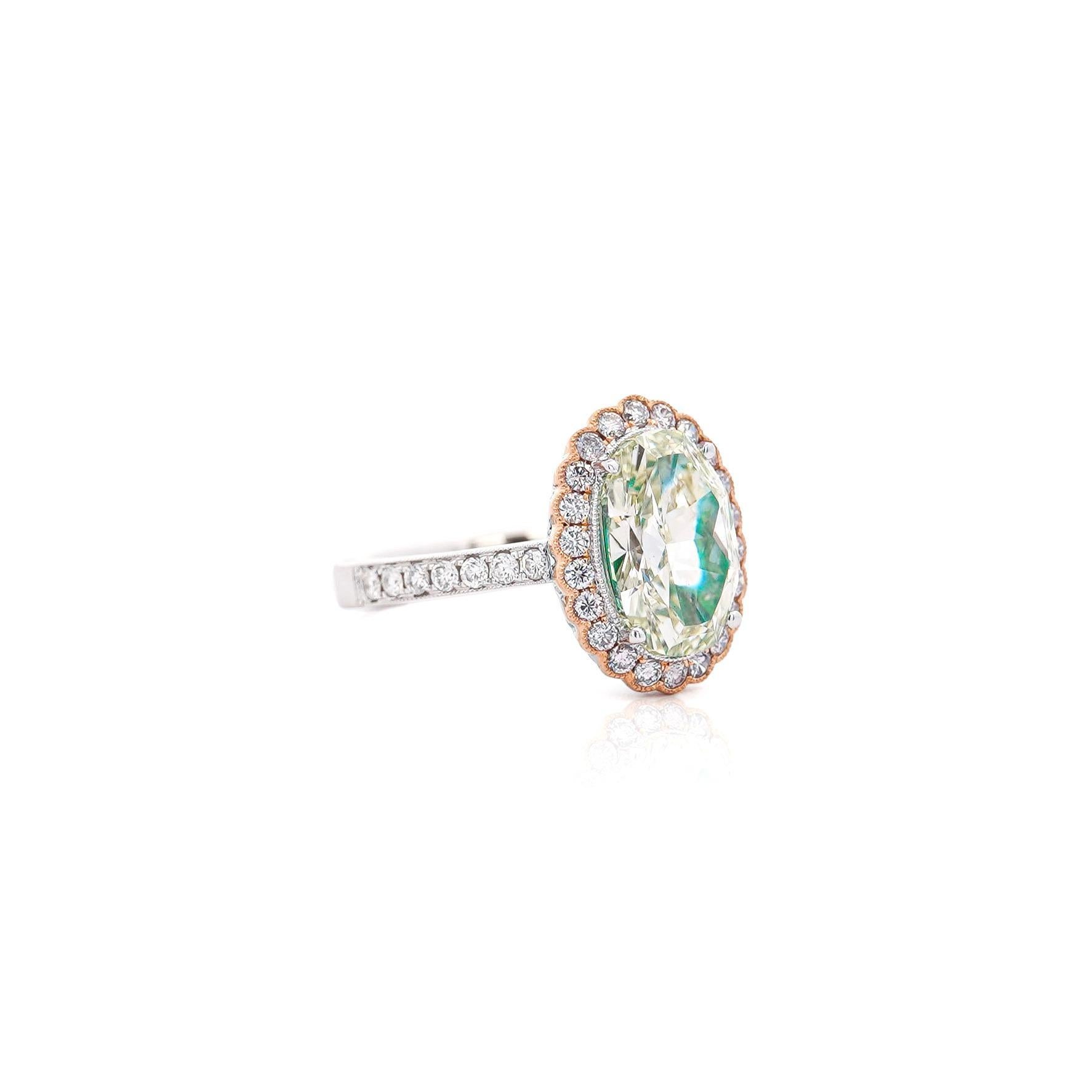 GIA Anillo de oro de 18 quilates con halo de diamante ovalado verde-amarillo fantasía de 3,3 quilates Moderno en venta