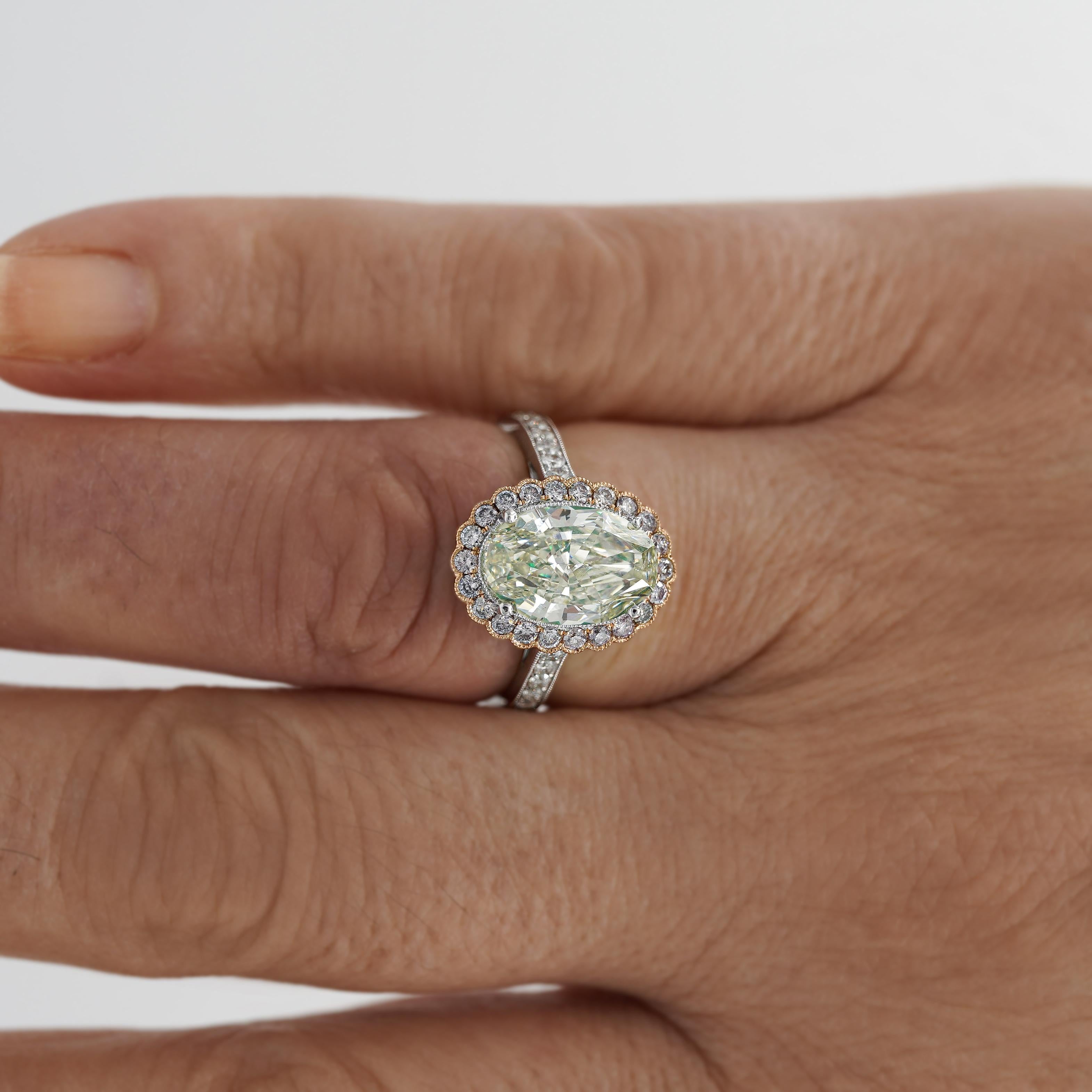 GIA Anillo de oro de 18 quilates con halo de diamante ovalado verde-amarillo fantasía de 3,3 quilates Corte oval en venta