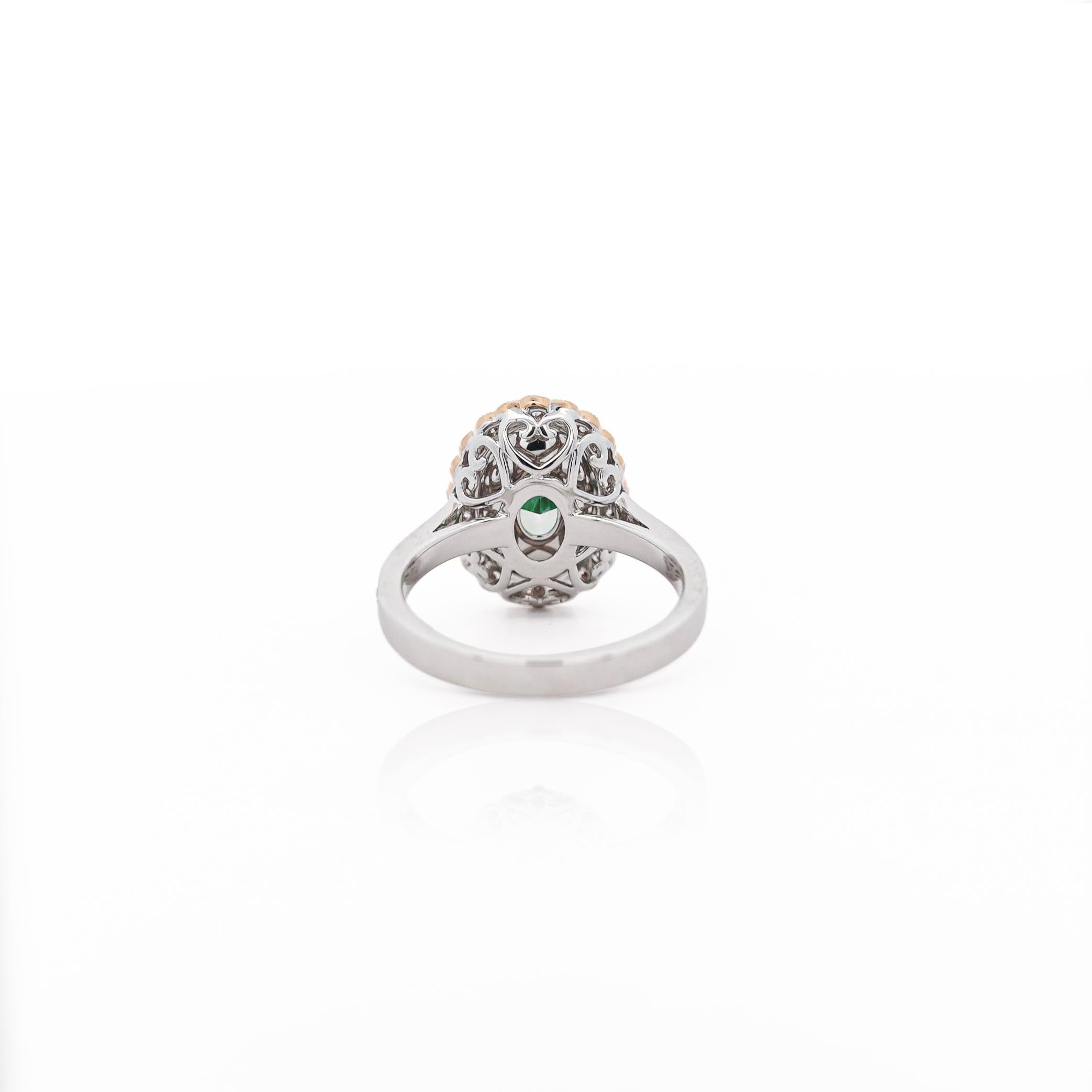 De las mujeres GIA Anillo de oro de 18 quilates con halo de diamante ovalado verde-amarillo fantasía de 3,3 quilates en venta